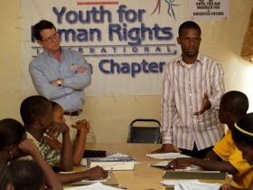 Tim Bowles y Jay Yarsiah dan una conferencia sobre derechos humanos en Liberia.