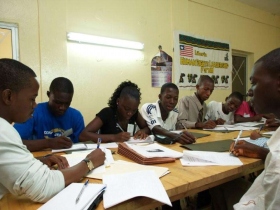 Estudiantes trabajando en Liberia.
