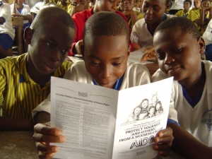 Juventud por los Derechos Humanos proporciona publicaciones y materiales para las actividades educativas de grupo.